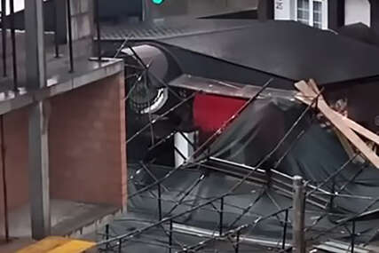 (VIDEO) NESREĆA IZBJEGNUTA ZA DLAKU Skela pala na automobil, vatrogasci ekspresno reagovali