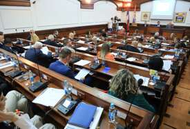 (FOTO) "Došli smo da usvojimo budžet koji se čeka toliko mjeseci" Krediti za most u Docu i projekte Tunjice 1 i 2 pokrenuli raspravu u skupštinskoj sali