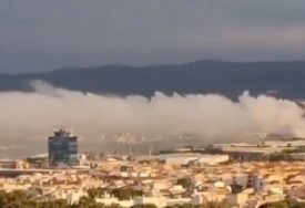 (VIDEO, FOTO) Ugroženo 160.000 ljudi: Požar u industrijskoj zoni stvorio opasan oblak hlora, stanovnicima naređeno da ostanu kod kuće