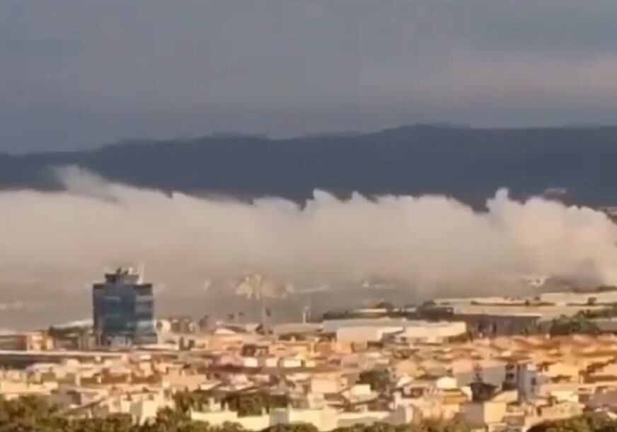 (VIDEO, FOTO) Ugroženo 160.000 ljudi: Požar u industrijskoj zoni stvorio opasan oblak hlora, stanovnicima naređeno da ostanu kod kuće