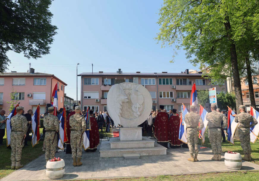 (FOTO) Služen parastos za 283 ubijenih srpskih civila i vojnika iz Zapadne Slavonije: Položeni vijenci na spomen-obilježje Srbima ubijenim u akciji "Bljesak"