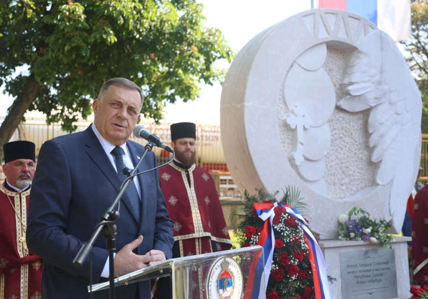 (FOTO) "Samo narod koji izgubi sjećanje ponovo može da strada" Dodik povodom obilježavanja 30 godina od akcije "Bljesak" POLOŽIO VIJENCE na spomen-obilježje