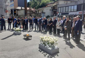 (FOTO) POLOŽENI VIJENCI U DOBROVOLJAČKOJ Obilježene 33 godine od zločina nad vojnicima JNA