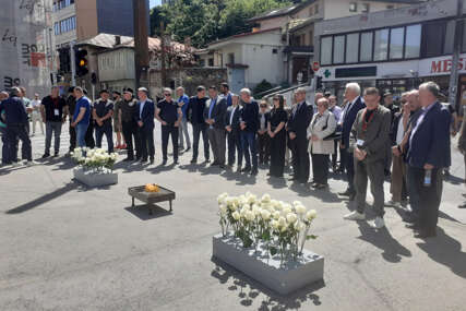 (FOTO) POLOŽENI VIJENCI U DOBROVOLJAČKOJ Obilježene 33 godine od zločina nad vojnicima JNA