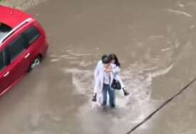 (VIDEO, FOTO) LIJE KAO IZ KABLA Jako nevrijeme pogodilo Srbiju, na ulicama potop, rijeke teku dvorištima, sručio se snažan grad
