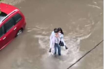 (VIDEO, FOTO) LIJE KAO IZ KABLA Jako nevrijeme pogodilo Srbiju, na ulicama potop, rijeke teku dvorištima, sručio se snažan grad