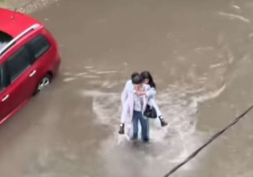 (VIDEO, FOTO) LIJE KAO IZ KABLA Jako nevrijeme pogodilo Srbiju, na ulicama potop, rijeke teku dvorištima, sručio se snažan grad