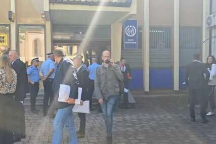 (VIDEO) DRAMA U TESLIĆU Nakon svađe odbornika prekinuta sjednica Skupštine, reagovala i policija