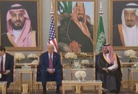 (VIDEO) Ispoštovao običaj u Saudijskoj Arabiji: Tramp prisustvovao ceremoniji ispijanja kafe kod princa Salmana