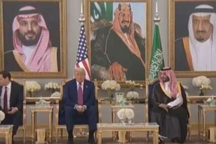 (VIDEO) Ispoštovao običaj u Saudijskoj Arabiji: Tramp prisustvovao ceremoniji ispijanja kafe kod princa Salmana