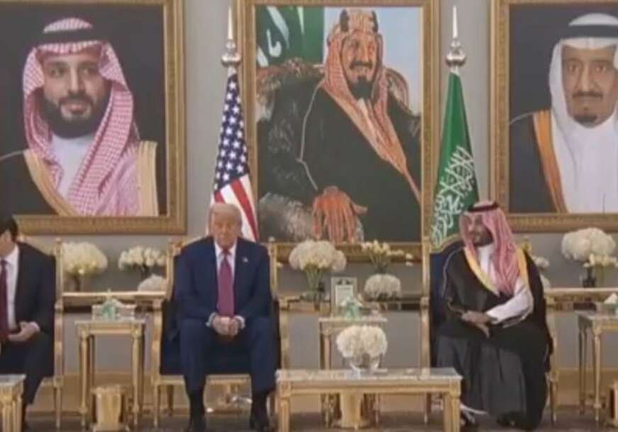 (VIDEO) Ispoštovao običaj u Saudijskoj Arabiji: Tramp prisustvovao ceremoniji ispijanja kafe kod princa Salmana