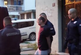 (VIDEO, FOTO) Zatekli ga PIJANOG u stanu PORED TIJELA: Policija privela osumnjičenog za ubistvo žene u Novom Sadu
