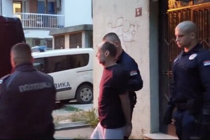 (VIDEO, FOTO) Zatekli ga PIJANOG u stanu PORED TIJELA: Policija privela osumnjičenog za ubistvo žene u Novom Sadu