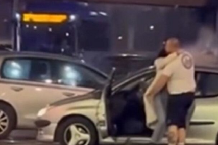 (VIDEO) Gest koji je dirnuo sve: Mladić nakon udesa DJEVOJKU PRIMIO U NARUČJE, snimak oduševio mreže