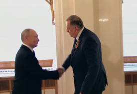 (VIDEO) Putin srdačno dočekao Dodika u Kremlju: Svečana večera povodom 80. godišnjice pobjede nad fašizmom