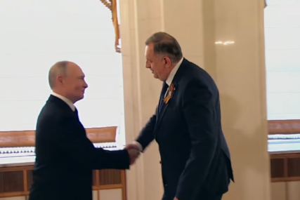(VIDEO) Putin srdačno dočekao Dodika u Kremlju: Svečana večera povodom 80. godišnjice pobjede nad fašizmom