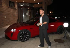 (FOTO) "Bliži mi se 40, ali sam u duši dječak" Saša Kovačević u CRVENOM PORŠEU stigao na proslavu rođendana kćerke Goce Tržan