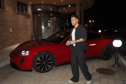 (FOTO) "Bliži mi se 40, ali sam u duši dječak" Saša Kovačević u CRVENOM PORŠEU stigao na proslavu rođendana kćerke Goce Tržan