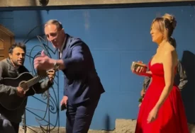 (VIDEO) NOVCEM KITILI MUZIČARE Sergej Ćetković i Aleksandra Radović na ulici doživjeli scenu za pamćenje