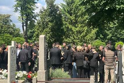 (VIDEO) Kćerka i supruga neutješne: Danas obilježeno 40 dana od smrti Željka Rutovića, muk na groblju