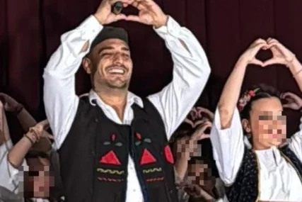 (VIDEO) "DA RATA NE BUDE" Darko Lazić u narodnoj nošnji, izašao na binu sa djecom i zapjevao
