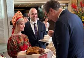 (FOTO) "Hvala domaćinima, ovo je veličanstveno" Vučić pokazao kako je DOČEKAN U MOSKVI, buket cvijeća i pogača