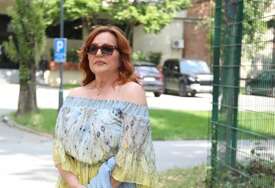 (FOTO) Ana Bekuta ponosno POKAZALA SVAKU PORU I BORICU: Pjevačica u 65. godini ovako izgleda bez šminke i filtera, evo šta je korigovala