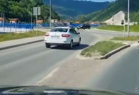 (VIDEO) PRISUTNI OSTALI U ŠOKU Vozač u BiH pokušao da prestigne kolonu u kružnom toku