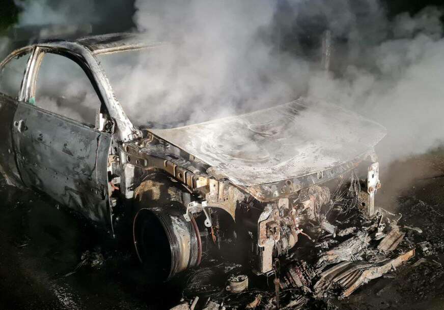 (FOTO) Požar u Banjaluci: Automobil izgorio u potpunosti