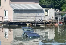 (FOTO) Automobil sa mladićem i djevojkom ZAVRŠIO U SAVI: Jedva izvukli živu glavu, vozač umjesto u rikverc, ubacio u prvu