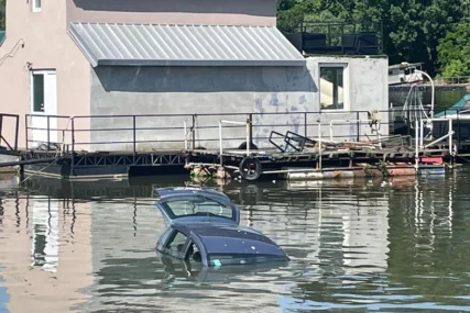 (FOTO) Automobil sa mladićem i djevojkom ZAVRŠIO U SAVI: Jedva izvukli živu glavu, vozač umjesto u rikverc, ubacio u prvu