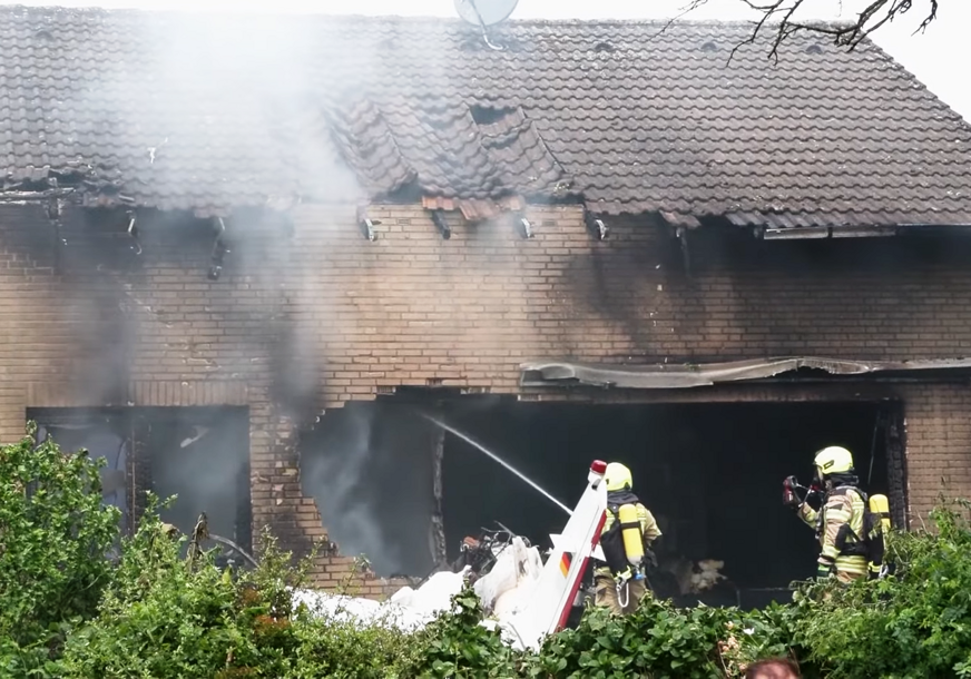 (VIDEO) CRNI DAN U NJEMAČKOJ Mali avion pao na porodičnu kuću, ima poginulih