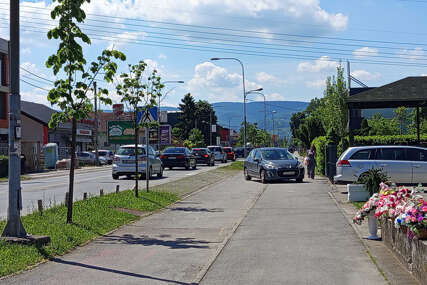 (FOTO) Vozači NEMILOSRDNO ZAUZIMAJU TROTOARE: Kad si bahat i znaš DA NEĆEŠ BITI KAŽNJEN, pa popriječiš auto i preko pješačke i preko biciklističke staze