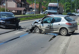 (FOTO) Žestok sudar "pežoa" i "folksvagena": U stravičnoj saobraćajki povrijeđene 4 osobe, među njima i DIJETE
