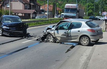 (FOTO) Žestok sudar "pežoa" i "folksvagena": U stravičnoj saobraćajki povrijeđene 4 osobe, među njima i DIJETE