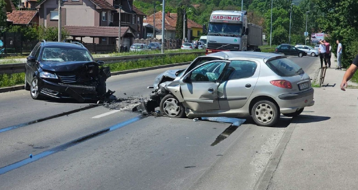 (FOTO) Žestok sudar "pežoa" i "folksvagena": U stravičnoj saobraćajki povrijeđene 4 osobe, među njima i DIJETE