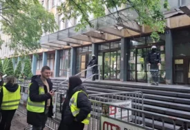 Traži se puštanje uhapšenih aktivista: I dalje traje blokada suda i tužilaštva u Novom Sadu