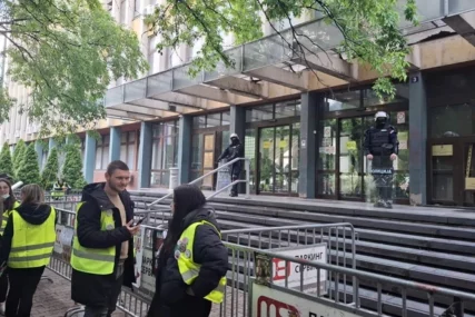 Traži se puštanje uhapšenih aktivista: I dalje traje blokada suda i tužilaštva u Novom Sadu