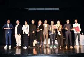 (FOTO) Festival pozorišta RS "Ljubica": Predstava Gradskog pozorišta Jazavac osvojila srca publike u Gradišci