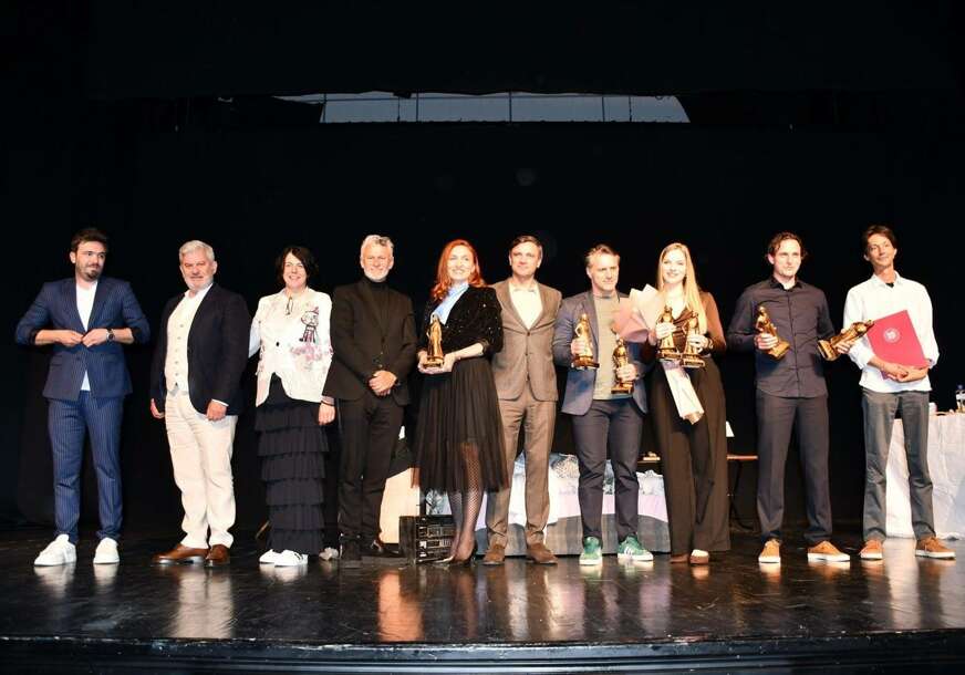 (FOTO) Festival pozorišta RS "Ljubica": Predstava Gradskog pozorišta Jazavac osvojila srca publike u Gradišci