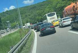 Ženu iznijeli na nosilima: U teškoj saobraćajnoj nesreći POVRIJEĐENO 5 OSOBA, među njima i trudnica