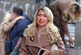 (VIDEO, FOTO) Voditeljka nasred ulice OSTALA BEZ CIPELE: Jovana Jeremić nakon raskida sa Draganom u društvu muškarca šeta gradom