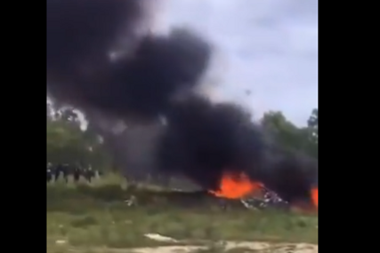 (VIDEO) Srušio se policijski helikopter: Letjelica se usred pada zapalila, IMA MRTVIH