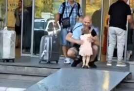 (VIDEO) Dirljiva scena na aerodromu: Djeca TRČE OCU U ZAGRLJAJ nakon povratka s broda "Najbolji tata"