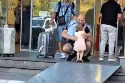 (VIDEO) Dirljiva scena na aerodromu: Djeca TRČE OCU U ZAGRLJAJ nakon povratka s broda "Najbolji tata"