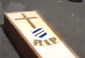(VIDEO) Nisu propustili šansu da "likuju": Navijači se pojavili sa kovčegom na ulici pa "sahranili" svog najvećeg rivala