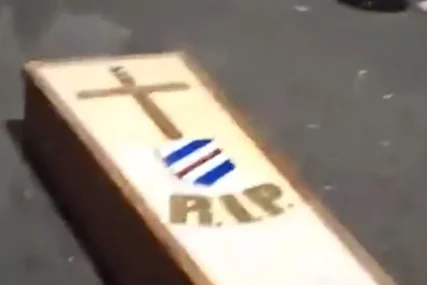 (VIDEO) Nisu propustili šansu da "likuju": Navijači se pojavili sa kovčegom na ulici pa "sahranili" svog najvećeg rivala