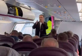 PJEVAČ U CENTRU PAŽNJE Keba nasmijao sve u avionu prije polijetanja, putnici ostali bez komentara