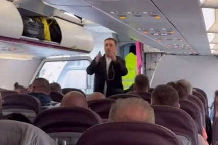 PJEVAČ U CENTRU PAŽNJE Keba nasmijao sve u avionu prije polijetanja, putnici ostali bez komentara
