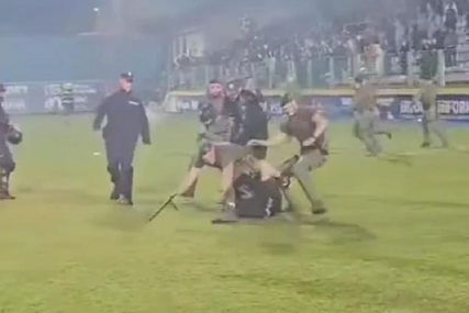 (VIDEO) POLICIJA REAGOVALA U SEKUNDI Huligani nasrnuli na igrače Sarajeva poslije utakmice